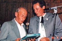 1985-06-22-Präsent-an-Brugger-Hans-1975-der-letzte-Bürgermeister-des-Ortes-Zinnteller-1