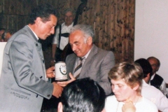 1985-06-22-Präsent-für-den-Schirmherrn-Bgm.Blessing-1